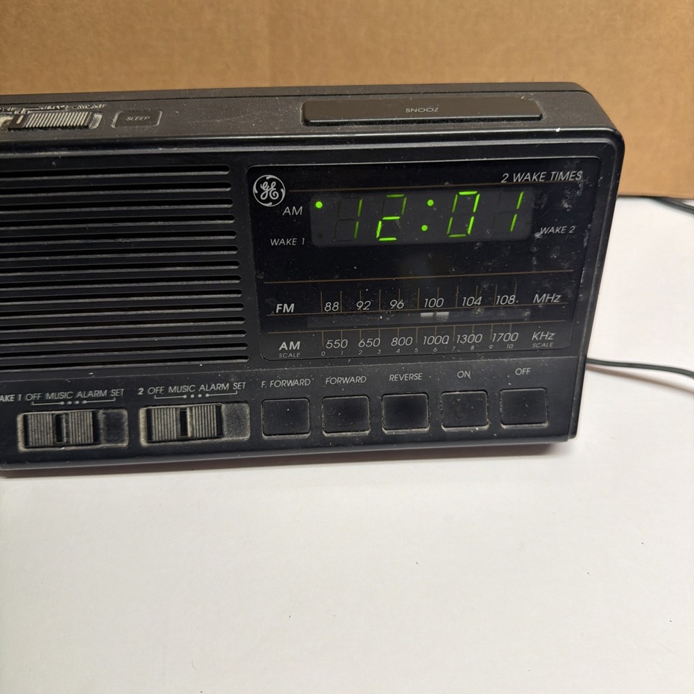 Vintage GE General Electric AM/FM Digital Alarm Clock Radio Model 7-4648A